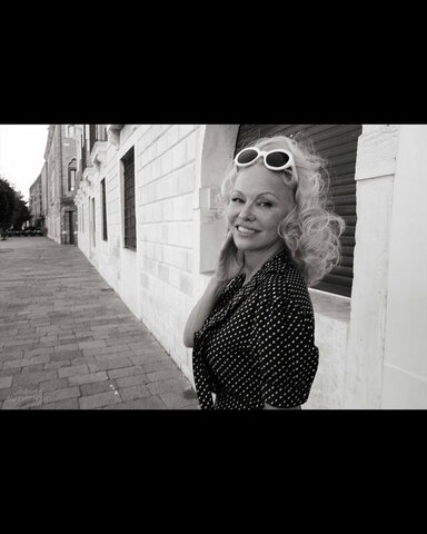 Pamela Anderson nude photo 2