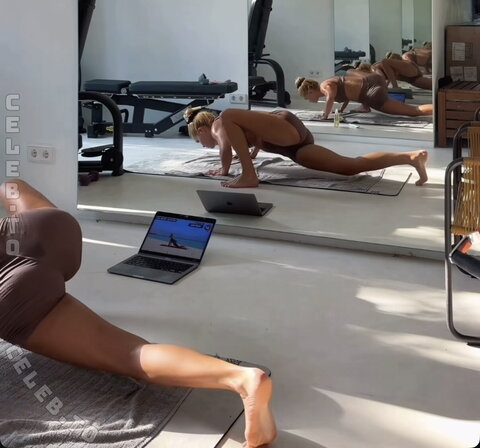 Pamela Reif – Perfect position for the one or the other