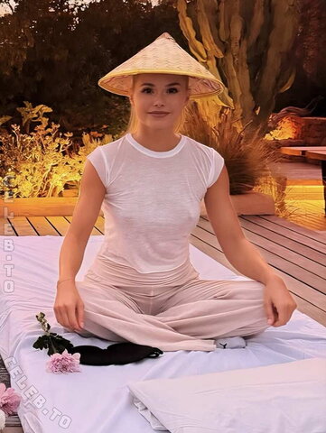 Pamela Reif – Sweet, hard buds during yoga😍🍒🔥