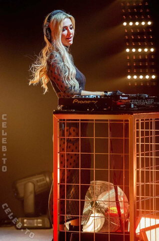 Paris Hilton photo 4