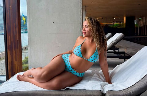 Paryssreynolds nude photo 1