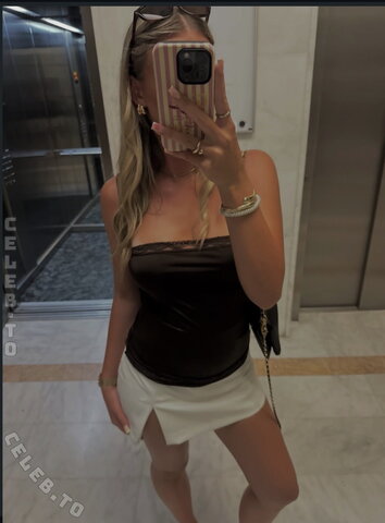 pati.sly nude photo 3
