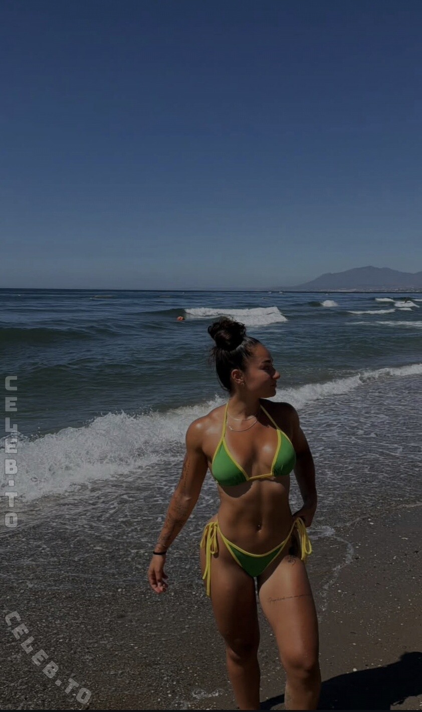 Paula Ahmadi nude photo 2