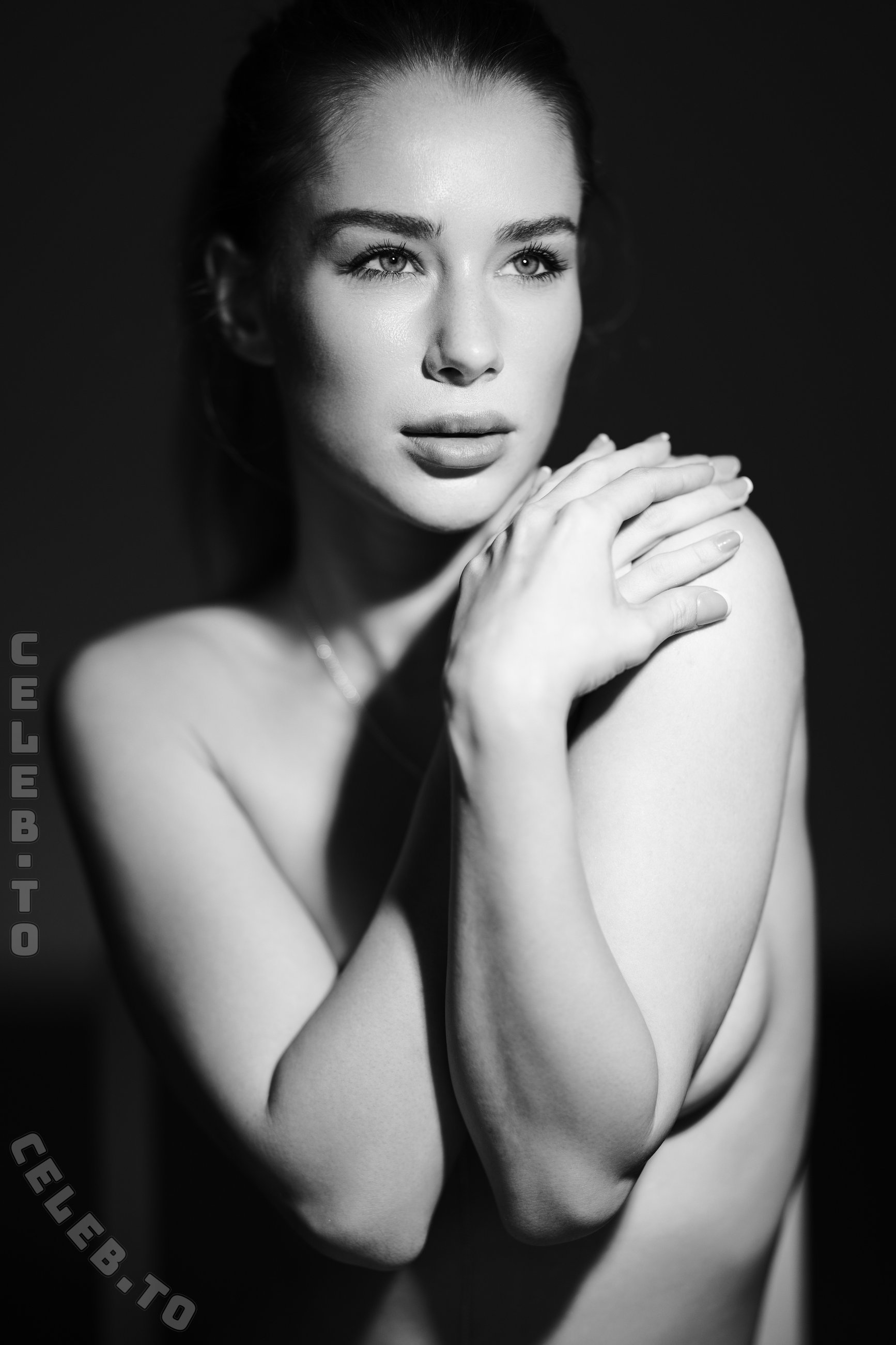 Paulina Pastuszczak nude photo 2