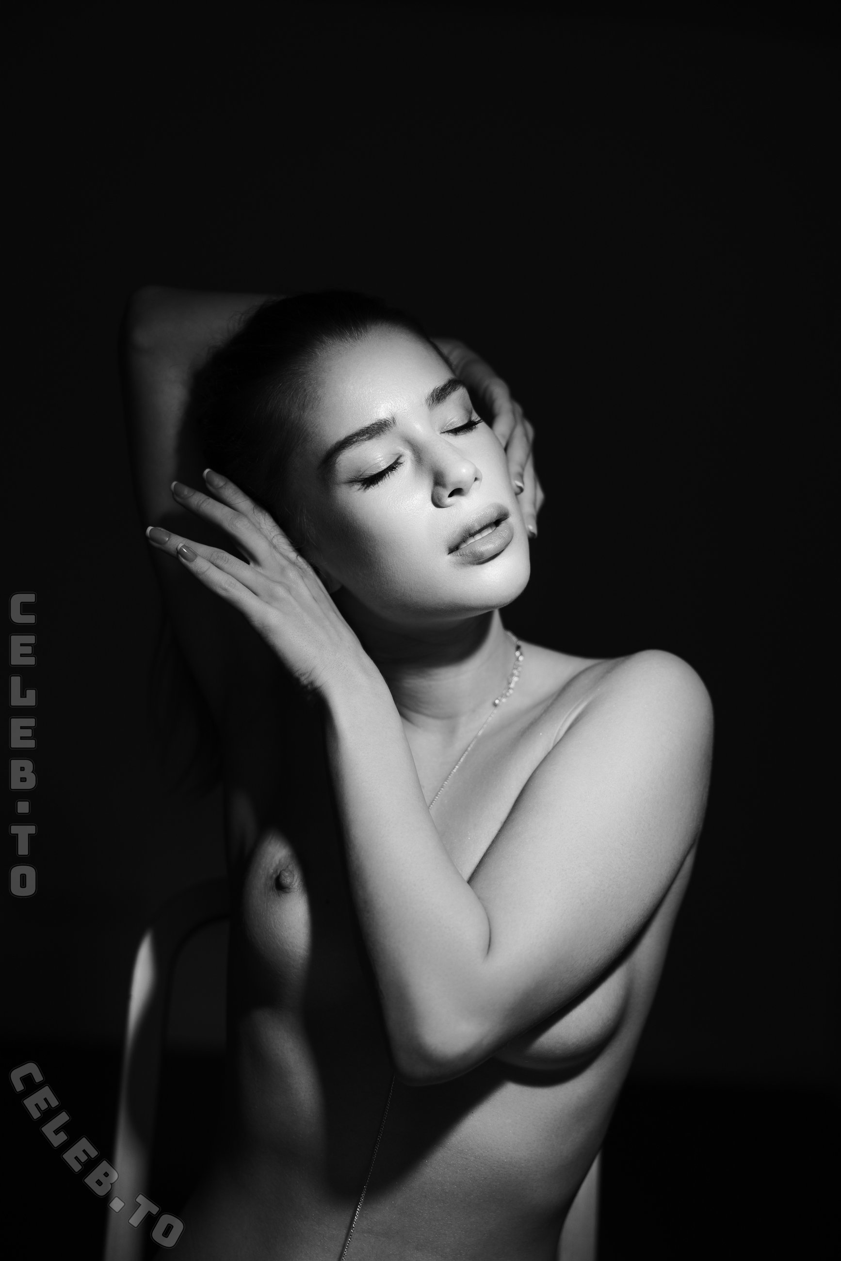 Paulina Pastuszczak nude photo 2