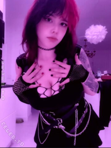 PcrkScmmy – She has it on