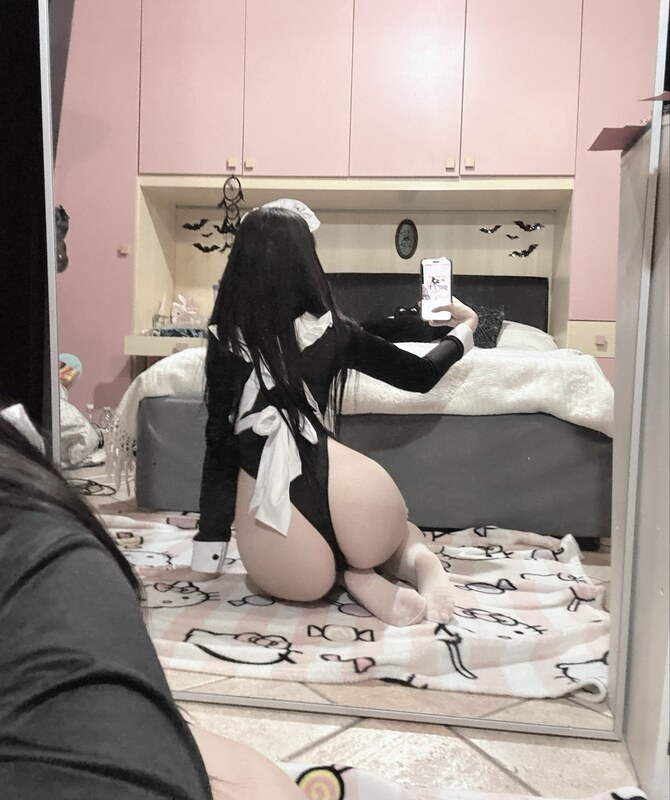 Petwju nude photo 3