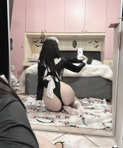 Petwju nude photo 1
