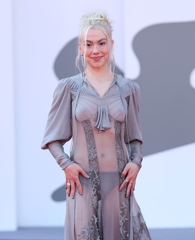 Phoebe Bridgers nude photo 1