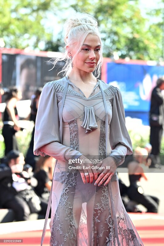 Phoebe Bridgers nude photo 15