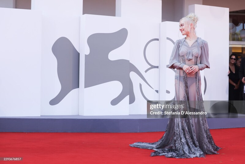 Phoebe Bridgers nude photo 24