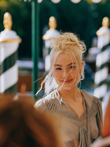 Phoebe Bridgers Hot (3 photos)