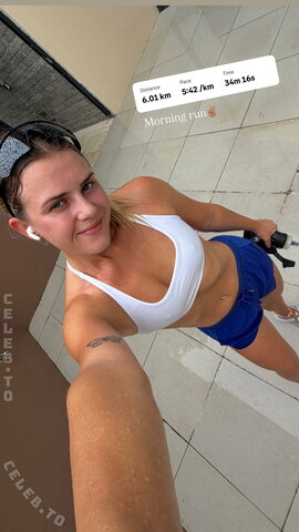 Phoebe Harris nude photo 2