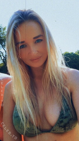 Pia Dheu nude photo 3
