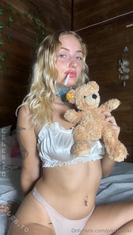Pikkizaziki – Is it weird that I like to smoke in bed? 😏