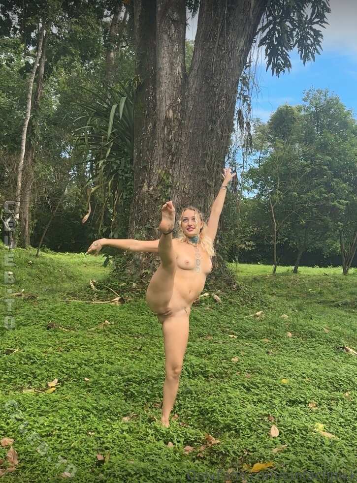 Pikkizaziki nude photo 7