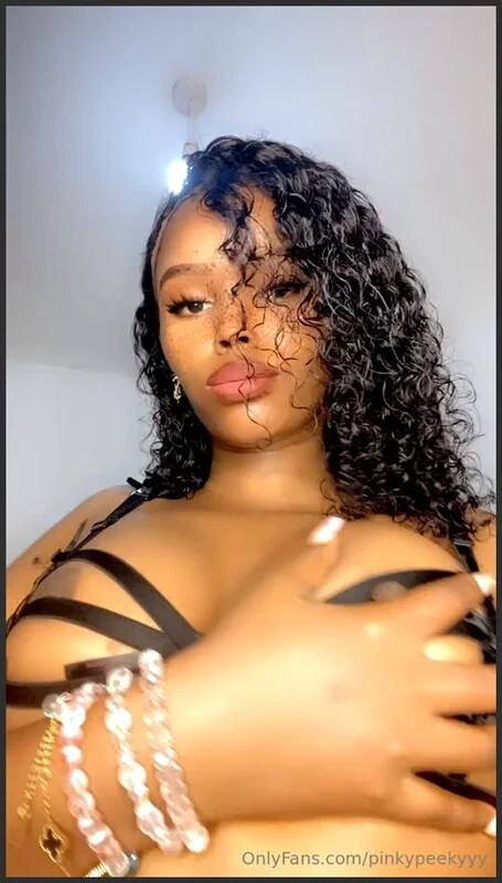 pinkypeekyyy nude photo 4
