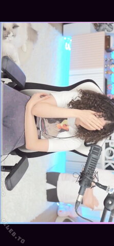 Pokimane – Cameltoe in the stream