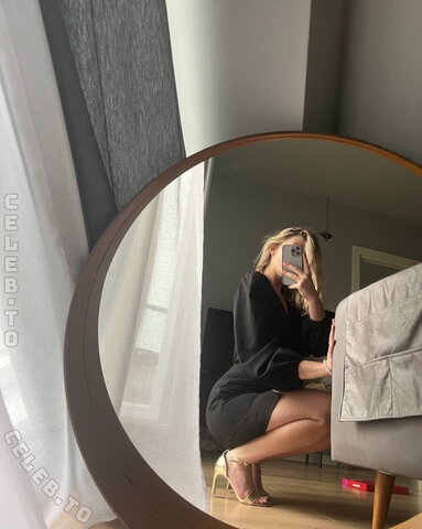 Polizistin Julia nude photo 10