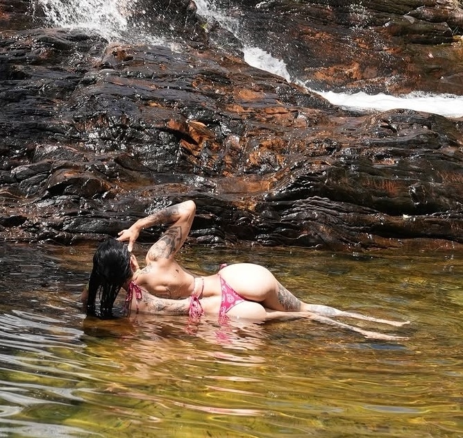 Polyana Viana nude photo 3
