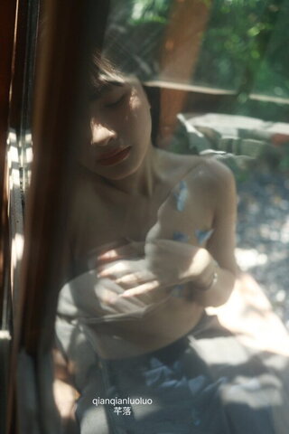 qianqianluoluo nude photo 5
