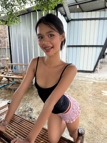 Queeniemeetsworld nude photo 12