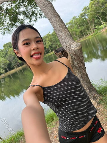 Queeniemeetsworld nude photo 7