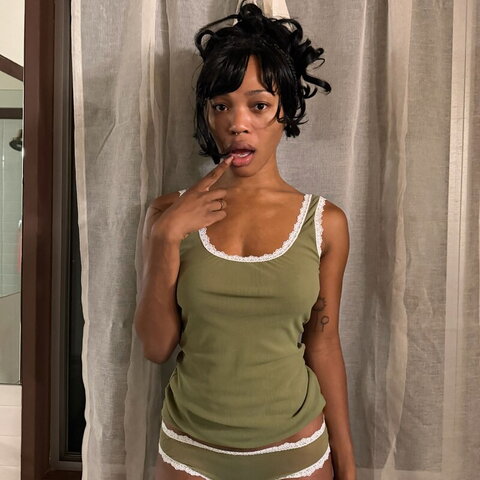 Quenlin Blackwell nude photo 5