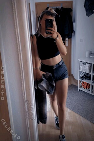 Quietschiie nude photo 6