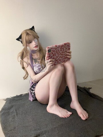 Qusakabi nude photo 1
