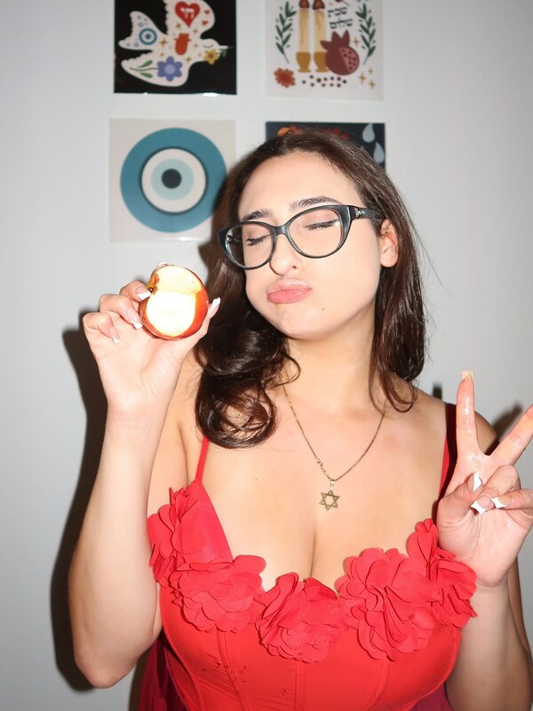 qveenjulia nude photo 7