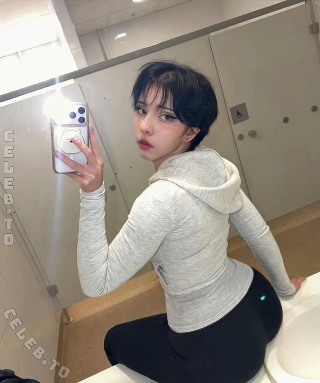 r4y_ly nude photo 5