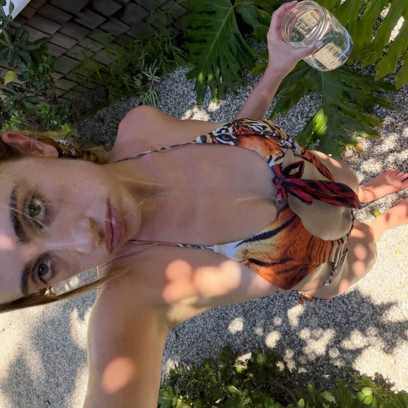 Rachel Anne Sennott nude photo 1