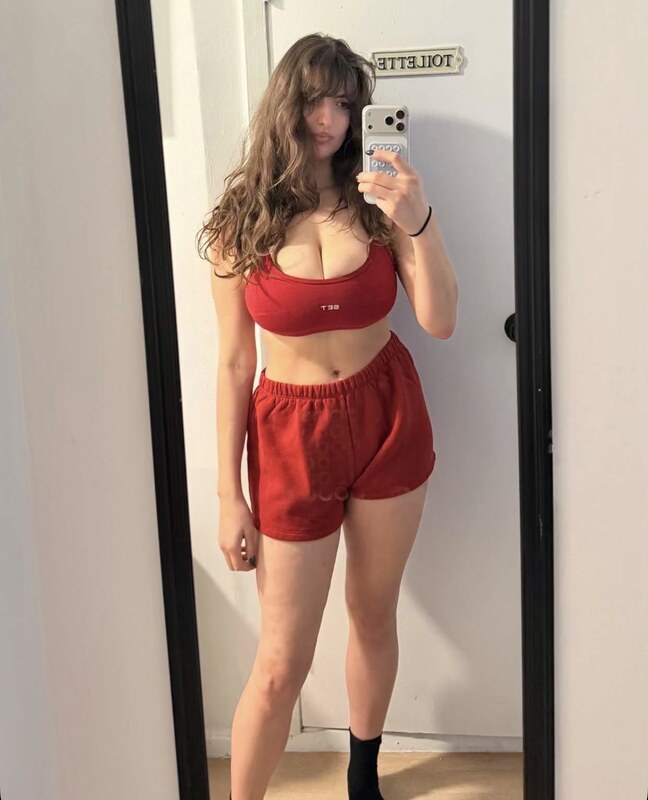 Rachel Levin nude photo 4