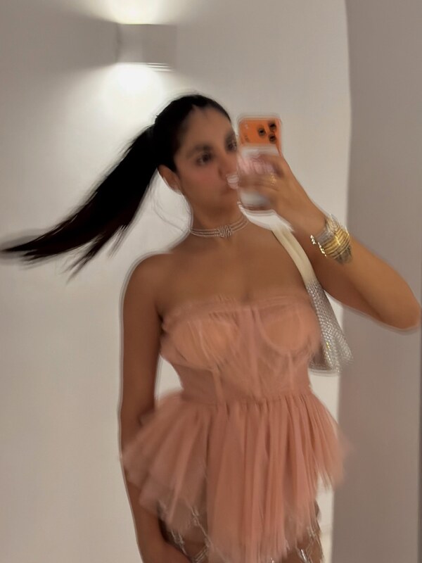 Radhika Seth nude photo 8