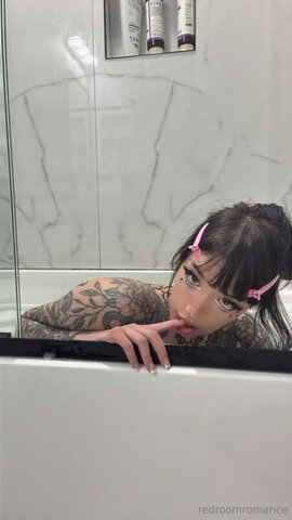 Redroomromance nude photo 1