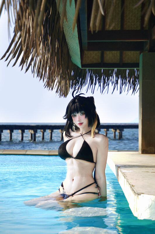 Refeen nude photo 2