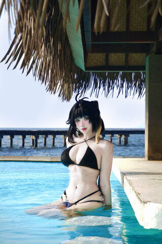 Refeen nude photo 2