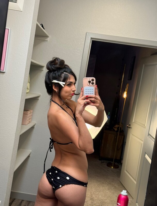 Reina Rae nude photo 1