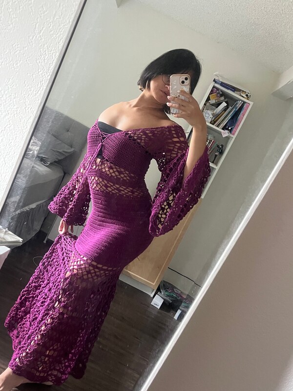 Reina nude photo 1