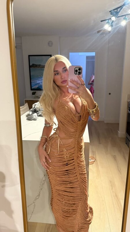 Renel1e nude photo 3