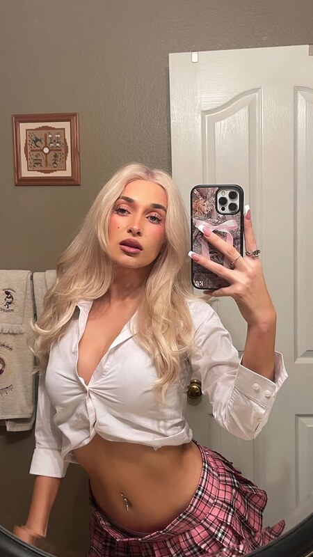 Renel1e nude photo 21