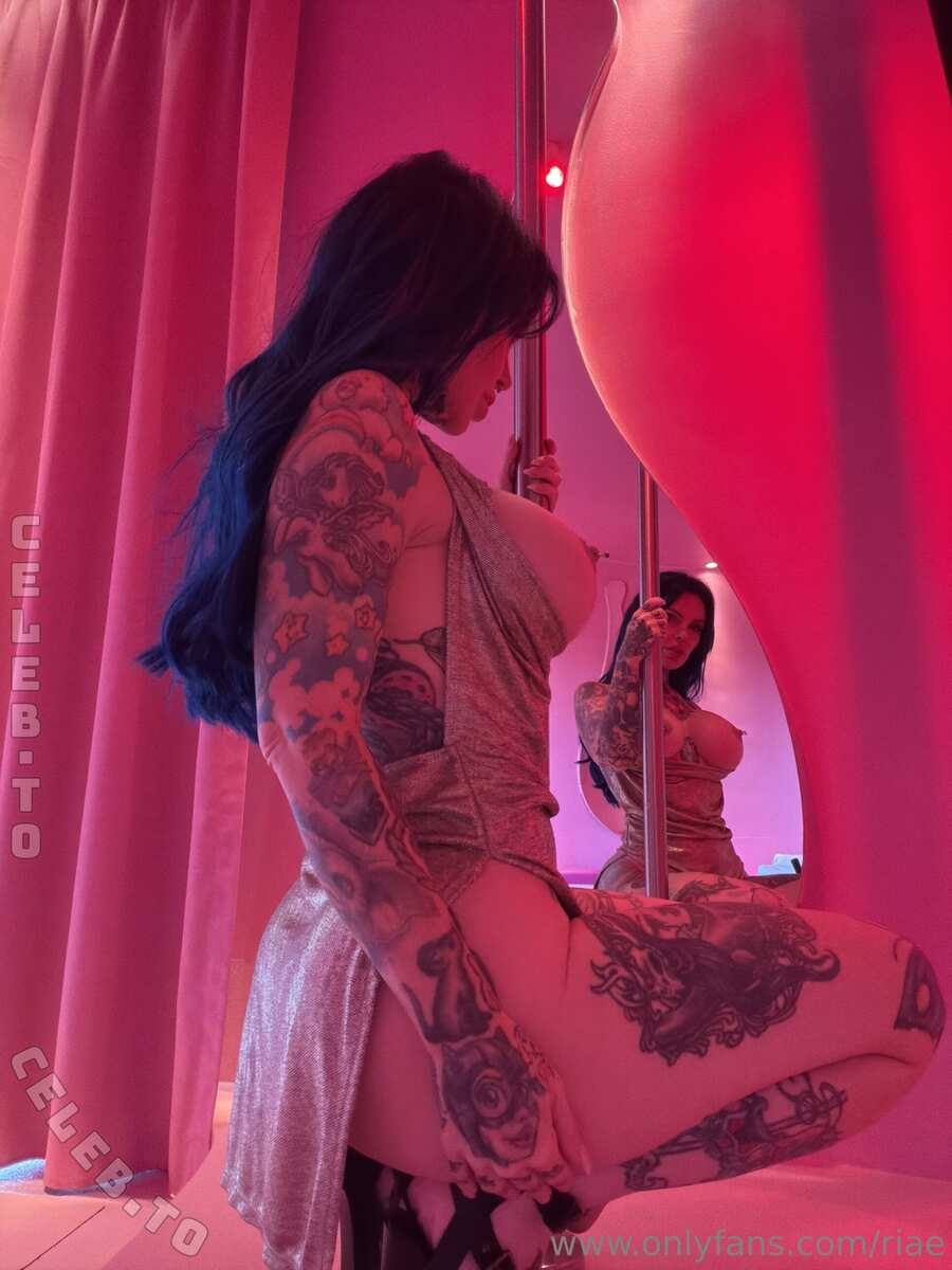 Riae nude photo 10
