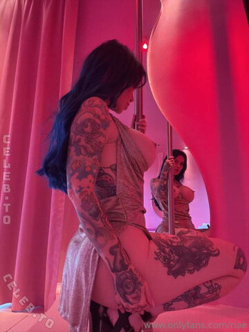 Riae nude photo 5