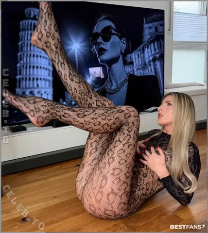 Ricarda Wolf nude photo 3