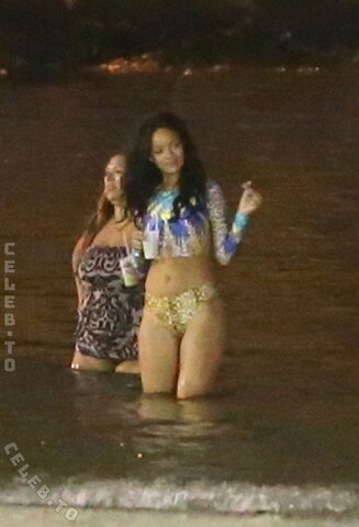 Rihanna nude photo 9
