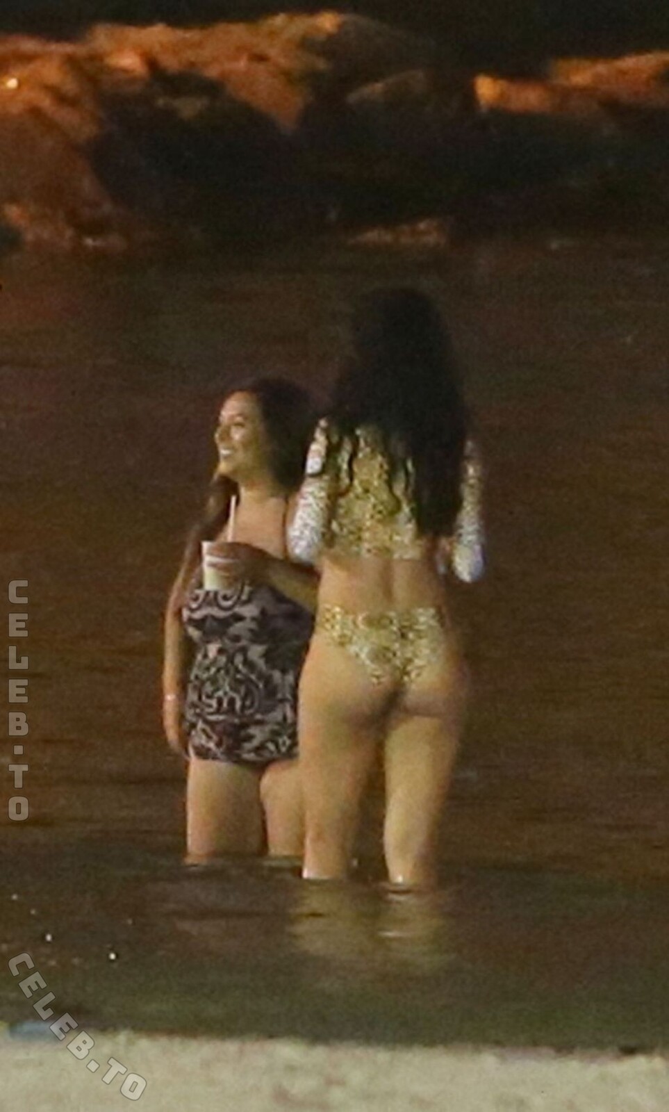 Rihanna nude photo 16