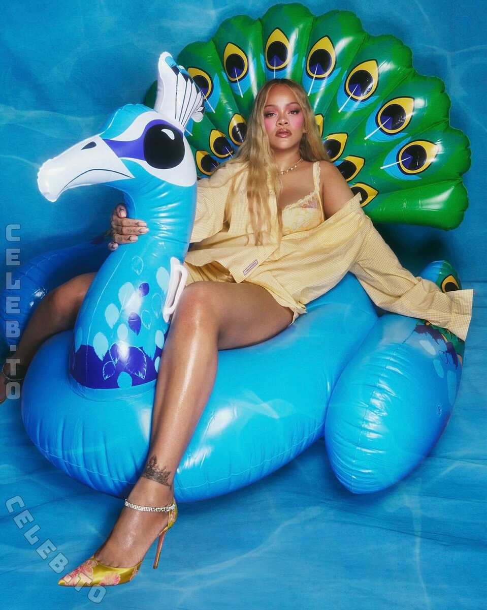 Rihanna nude photo 2