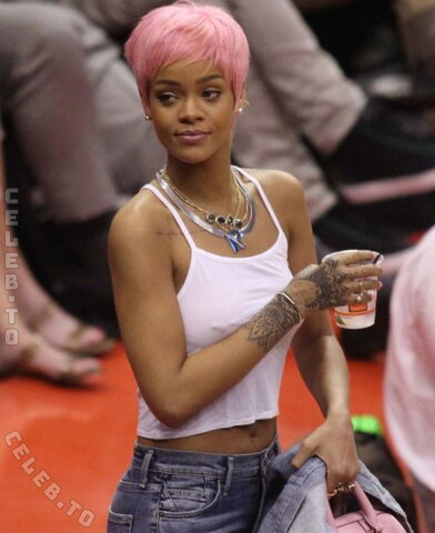 Rihanna nude photo 31