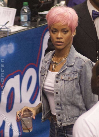 Rihanna nude photo 26
